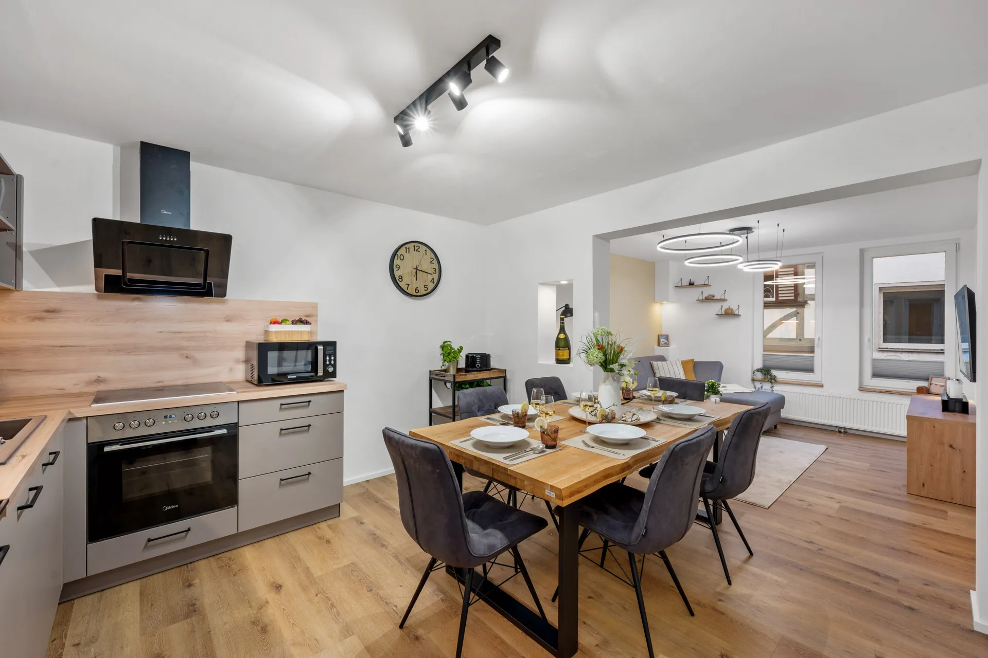 Voll ausgestattete offene Küche mit gedecktem Esstisch in einer von Ivy fotografierten Ferienwohnung