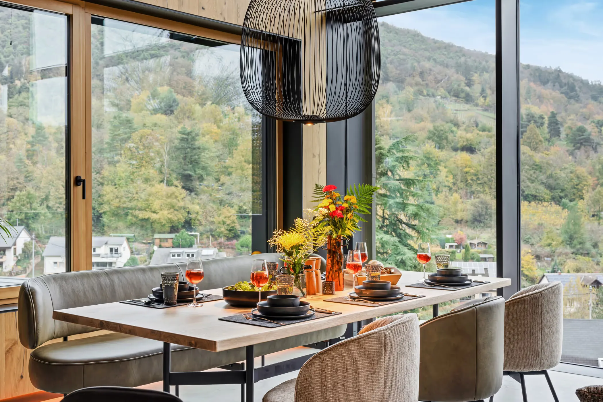 Holiday-home photographer — staged dining area