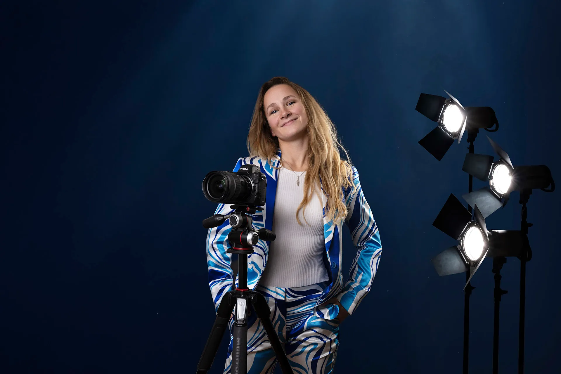 Ivy Stenzel, Hospitality-Fotografin, mit Kamera und Lichtequipment im Studio