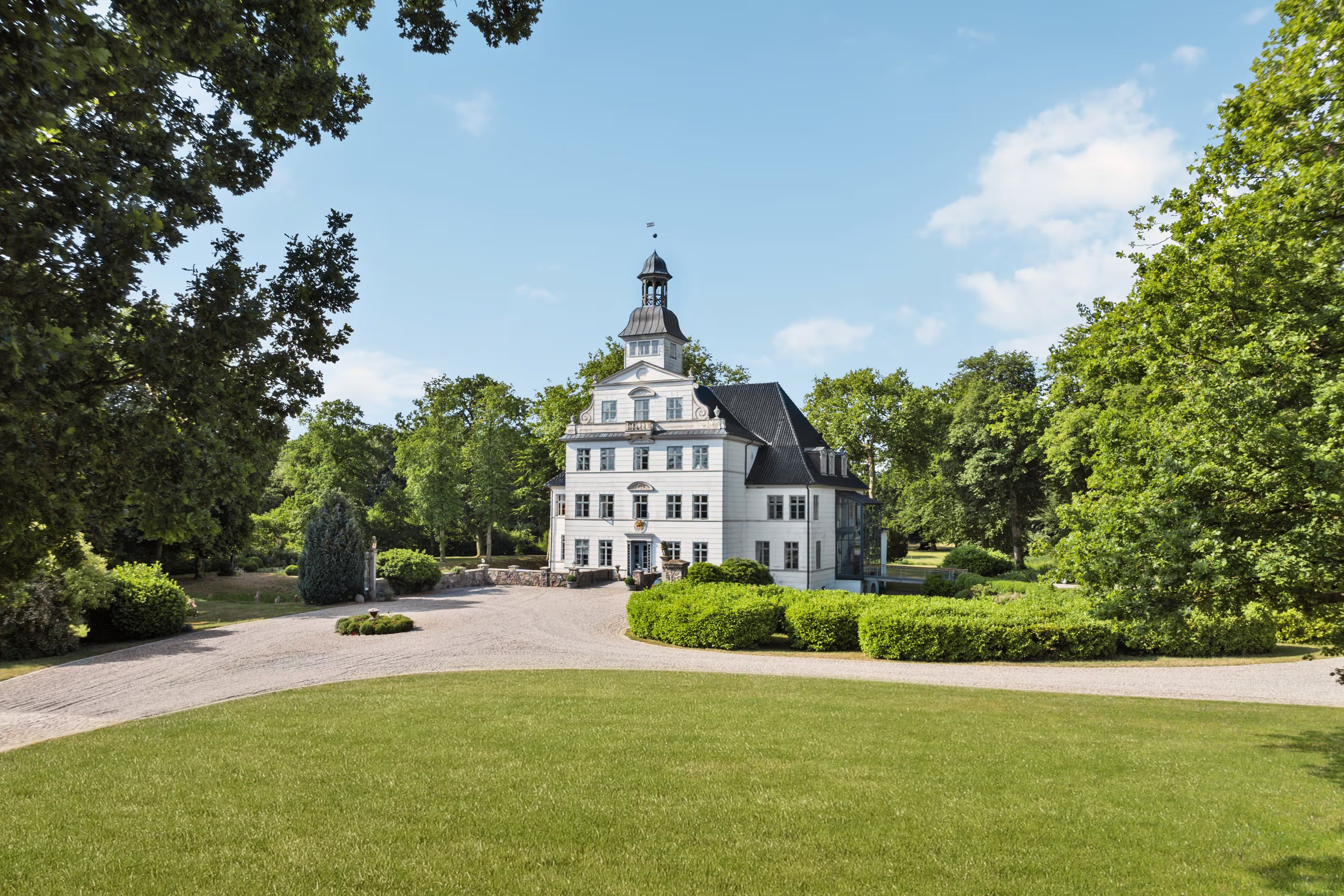 Front view of the manor house with its driveway
