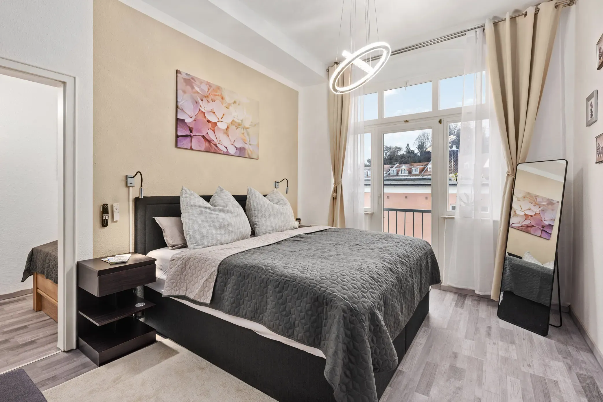 Schlafzimmer mit Balkon und Blick über die Meißner Altstadt