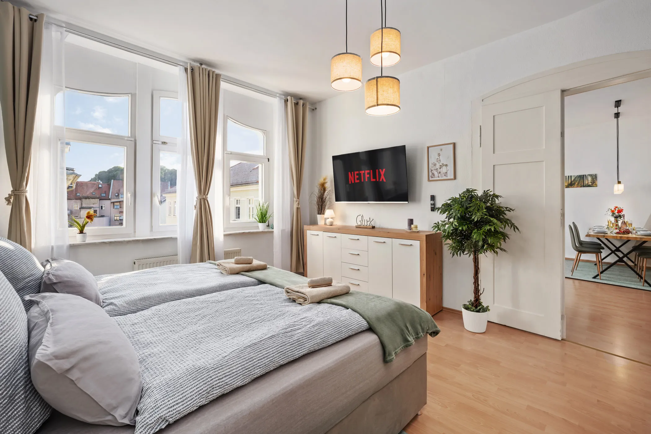 Gemütliches Schlafzimmer mit Doppelbett und Fernseher in einer Ferienwohnung in Meißen