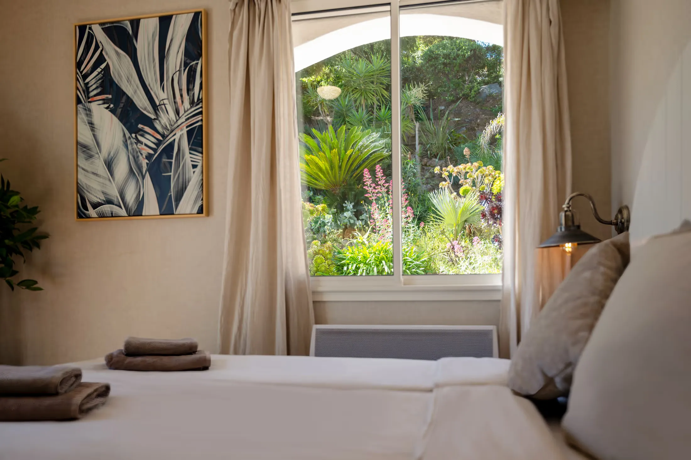 Bedroom with a window onto the lush garden