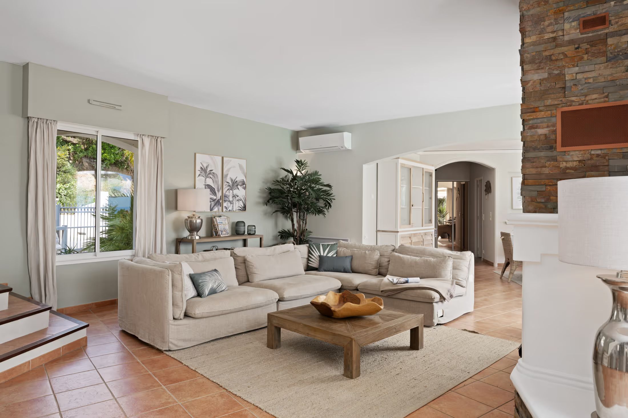 Living room with a light-colored sofa suite