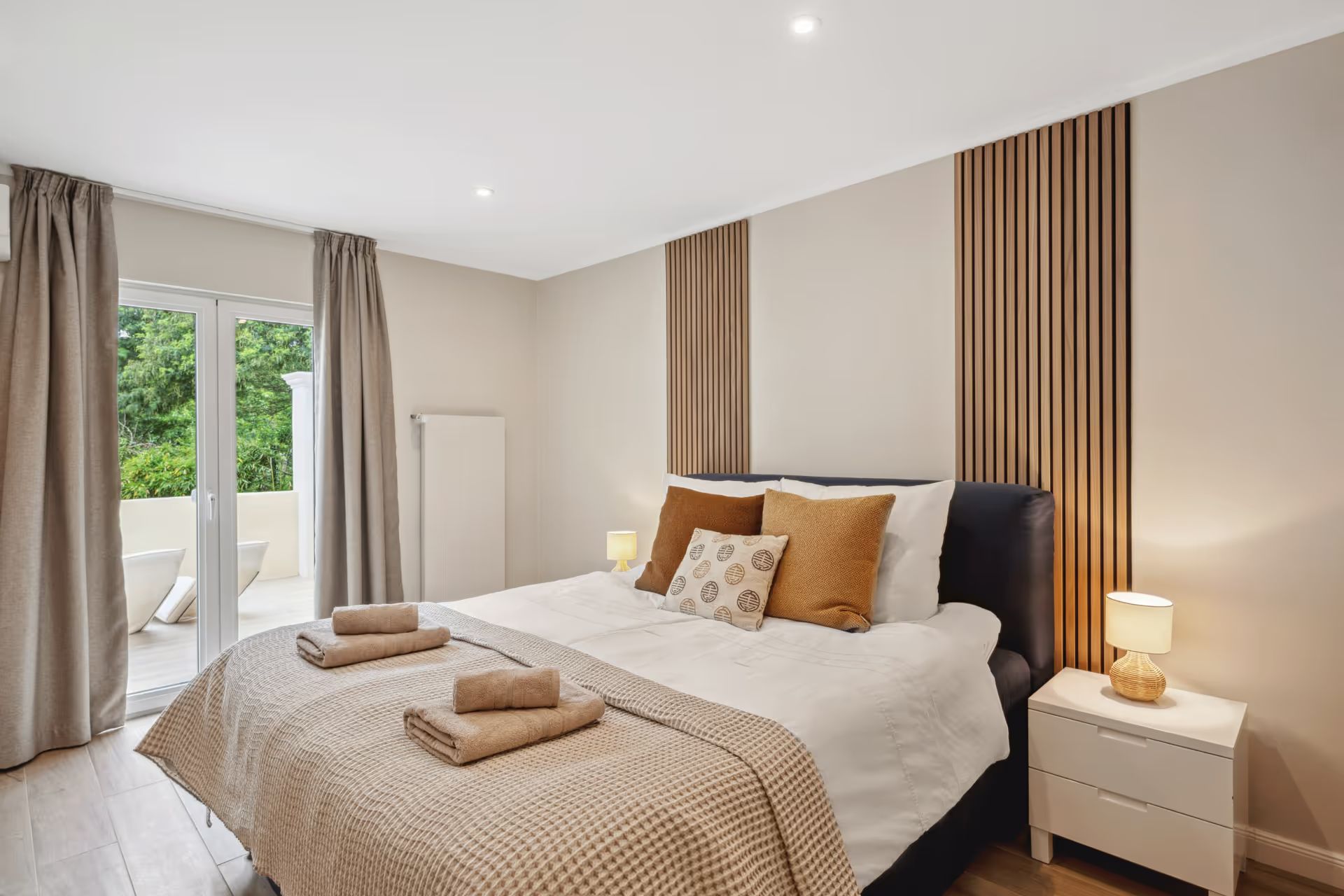 Bedroom with a bed and terrace access